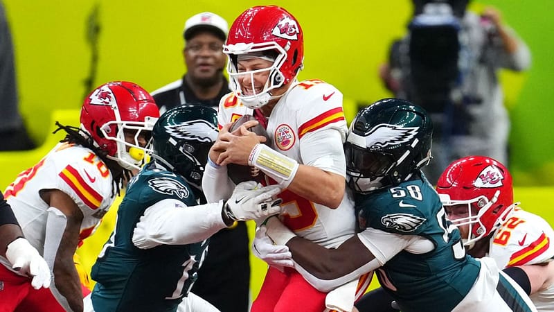 Patrick Mahomes analyzing defenses during a 2025 NFL game